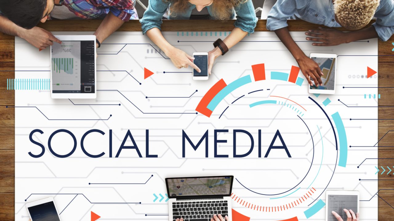 reunion de travail autour du social media